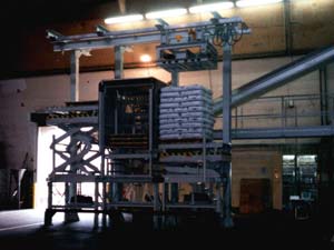 Sackvereinzelung und Zuf�hrung in eine Trommelsackentleerungsmaschine